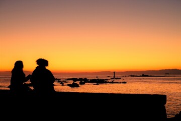 Fototapeta na wymiar silhouette of a couple at sunset beach