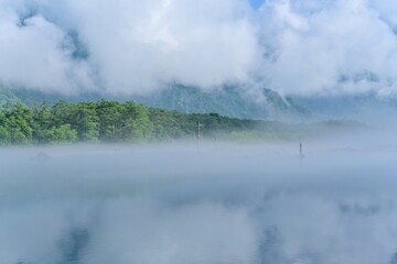 霧に包まれた幻想的な大正池の情景＠上高地、長野