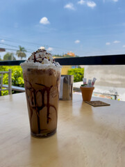 Café capuchino con la pirámide de Cholula al fondo