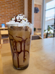 Café capuchino en cafetería