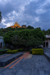 Obraz premium Piramide de Cholula en atardecer con nubes de fondo