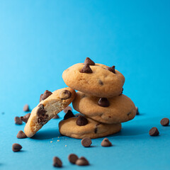 Galletas con chispas de chocolate apiladas