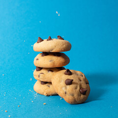 Galletas con chispas de chocolate apiladas