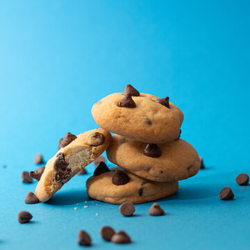 Galletas con chispas de chocolate apiladas