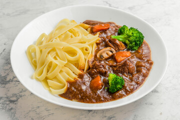 パスタのビーフシチュー