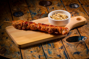 Espetinho de churrasco em tábua de madeira