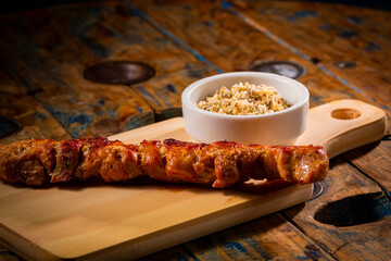 Espetinho de churrasco em tábua de madeira
