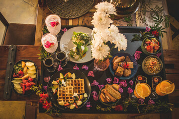 Precioso desayuno para pareja con hermosas decoraciones en una mesa