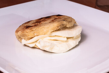 arepa venezolana rellena de queso e mano