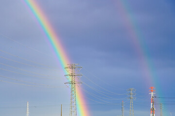 二重の虹(ダブルレインボー)と鉄塔