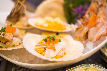 Assorted of fresh scallops and any topping on top served in the scallop shells on ice