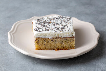 A dessert from traditional Turkish cuisine; Poppy cake, sweet. (Turkish name; Hashasli revani - has hasli kek)