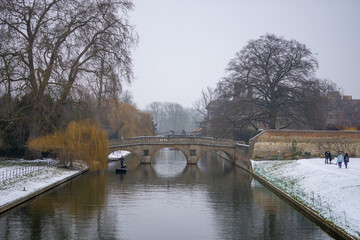 Fototapeta na wymiar Beautiful view around River Cam and Clare Bridge near King's College during winter snow at Cambridge , United Kingdom : 3 March 2018