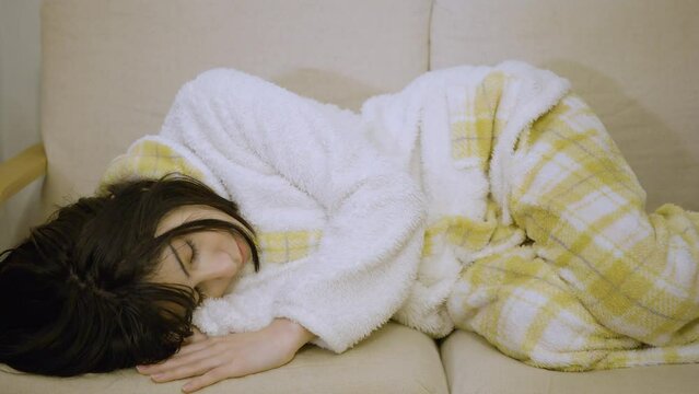 寝付けない女性