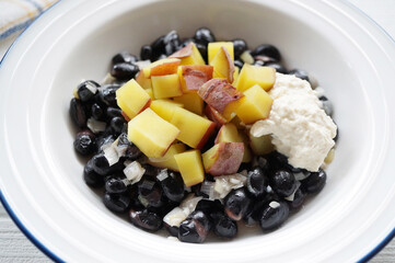 さつまいもと黒豆の煮物