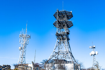 山頂の電波塔
