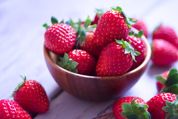 苺と木製のボールと木製背景の写真