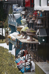 A small market for used, old garden decorations in the courtyard of the house.