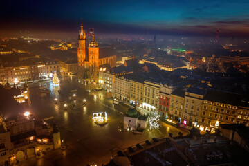 Obraz premium Widok na Kościół Mariacki w Krakowie z drona o poranku