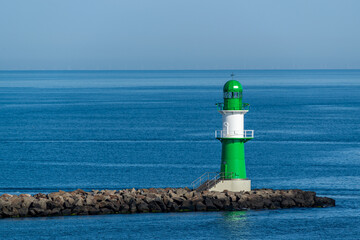 Fototapeta na wymiar Leuchtturm an der Ostsee an einem sonnigen Tag.