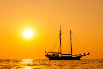 Zweimaster segelt während des Sonnenuntergangs auf der Ostsee