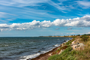 Tiefblauer Himmel über der dänischen Küste 