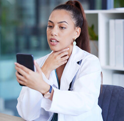 Obraz premium Phone, video call and doctor doing a consultation online for healthcare in her office at the hospital. Communication, technology and female medical worker consulting on a cellphone in medicare clinic