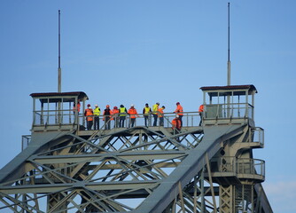 Besuchergruppe auf der Elbbrücke Blaues Wunder in Dresden