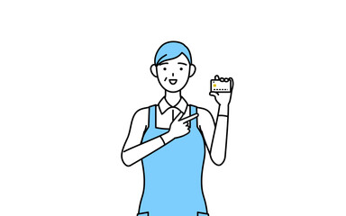 クレジット決済を勧めるエプロンを着たシニア女性