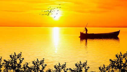 Foto op Plexiglas paisaje del mar con un pescador en su barba pescando con el atardecer  © kesipun