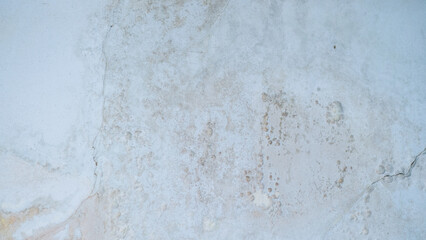 Obraz premium Rain water leaks on the wall causing damage and peeling paint