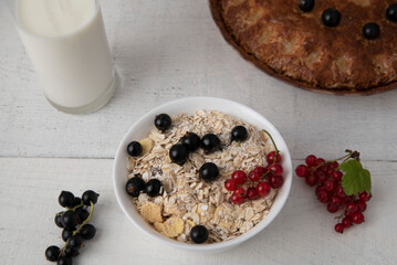 granola, oatmeal with berries, breakfast granola with milk and pie