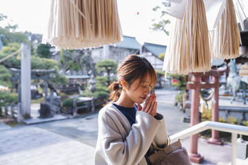 神社を参拝する女性