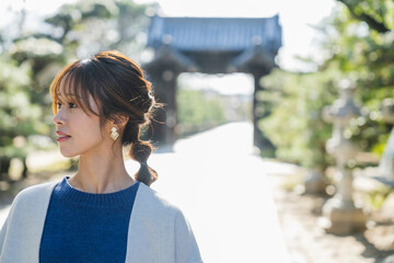 神社を参拝する女性