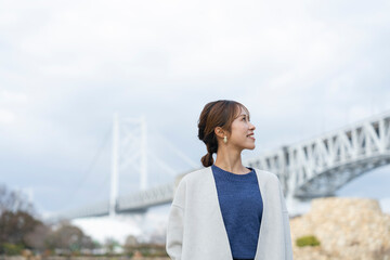 公園を散策する女性