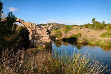 RUINAS DE UN PUENTE ANTIGUO DE PIEDRA EN EL RIO PALANCIA. VALENCIA.ESPAÑA