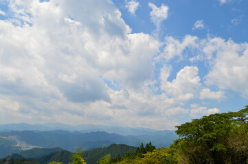 Obraz premium 山頂からの曇りの空と山々の景色