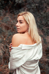 Ragazza bionda camicia bianca natura