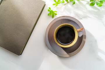 ホットコーヒーとハードカバーの本