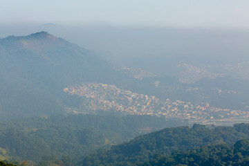 
Paisagem da cidade de São Paulo e de parte da Mata Atlântica vista do topo do Pico do Jaraguá Zona Oeste da cidade. São Paulo, Brasil.