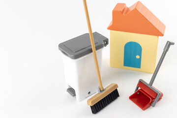 玩具の掃除道具と家。自宅を掃除するイメージ