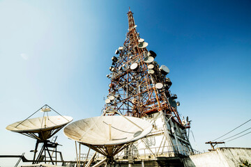 Torre de transmissão de sinal para rádio e televisão localizada no topo do Pico do Jaraguá um dos pontos mais altos da cidade de São Paulo, Brasil.
