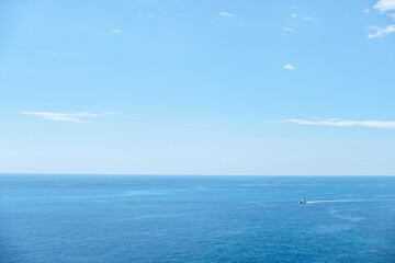 Obraz premium Einsames Boot auf dem Meer