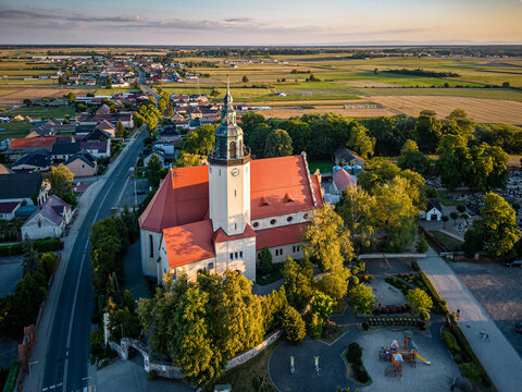 typowa wioska na Śląsku z kościołem w widoku z góry