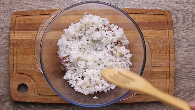 White boiled rice lies in a plate