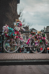 Fototapeta na wymiar Fahrrad in Amsterdam an einer Brücke abgestellt. 