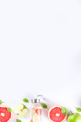 Obraz premium Detox water with grapefruit and apple