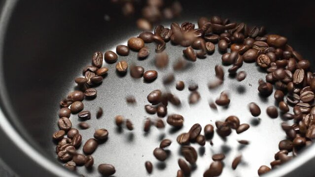 Kaffeebohnen fallen in einen Behälter Slowmotion 1