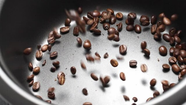 Kaffeebohnen fallen in einen Behälter Slowmotion 2