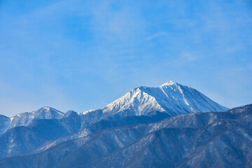 Fototapeta na wymiar 冬の信州の絶景　澄んだ青空と雪の北アルプス